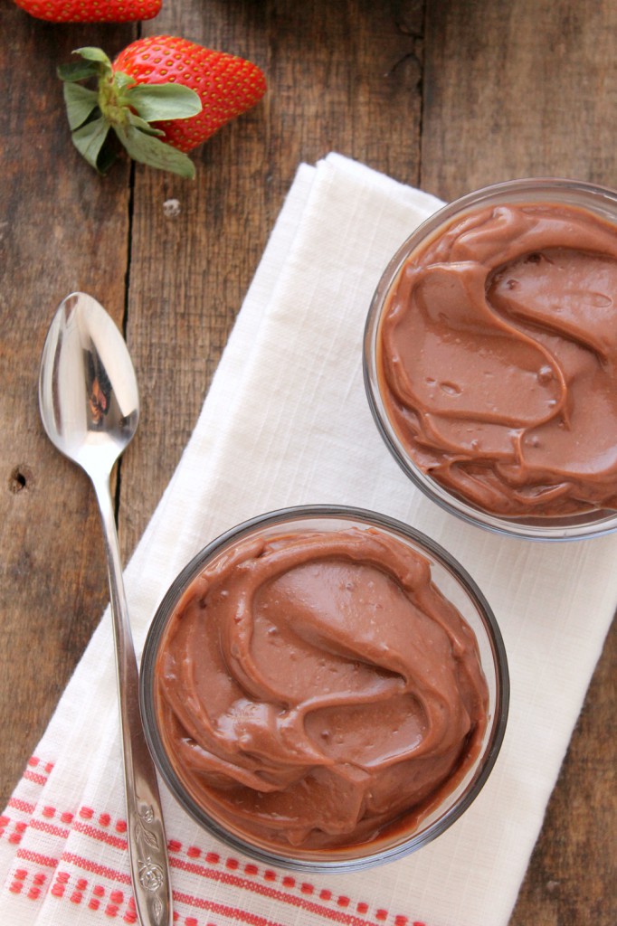 This vegan chocolate avocado pudding is not only SUPER easy to make, but tastes so delicious no one would ever guess it's made with avocados!
