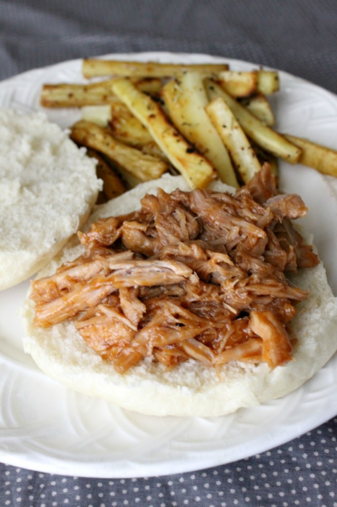 Easy Slow Cooker Pulled Pork | Natural Chow | http://naturalchow.com