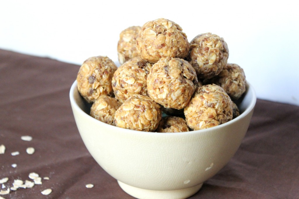 Healthy Peanut Butter Chocolate Energy Bites | Natural Chow