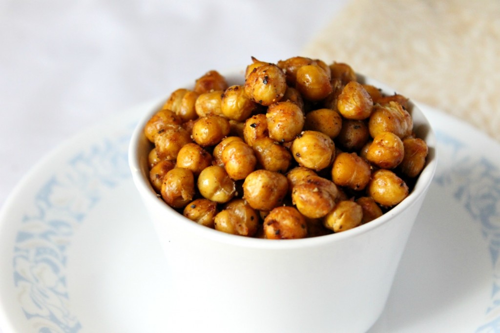 These spicy roasted chickpeas are a delicious and healthy snack. Made with just a few simple ingredients, this incredibly easy snack is packed with flavor!
