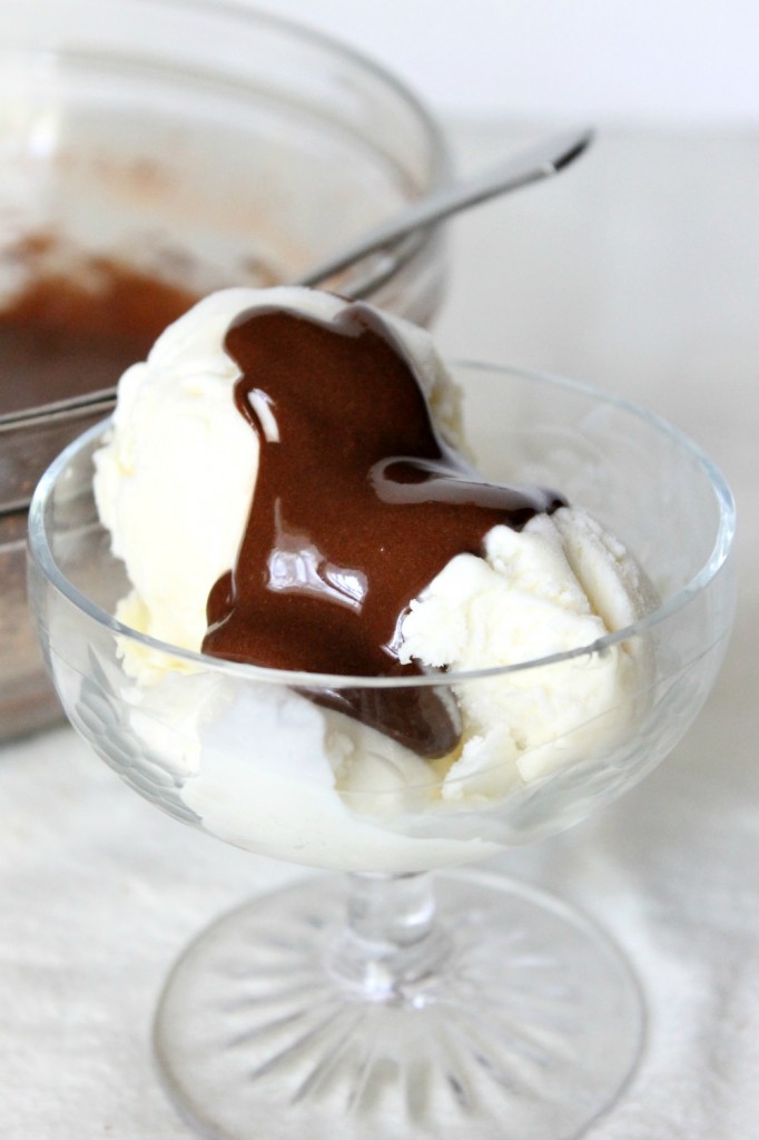 2-Ingredient Homemade Chocolate Sauce | Natural Chow | http://naturalchow.com