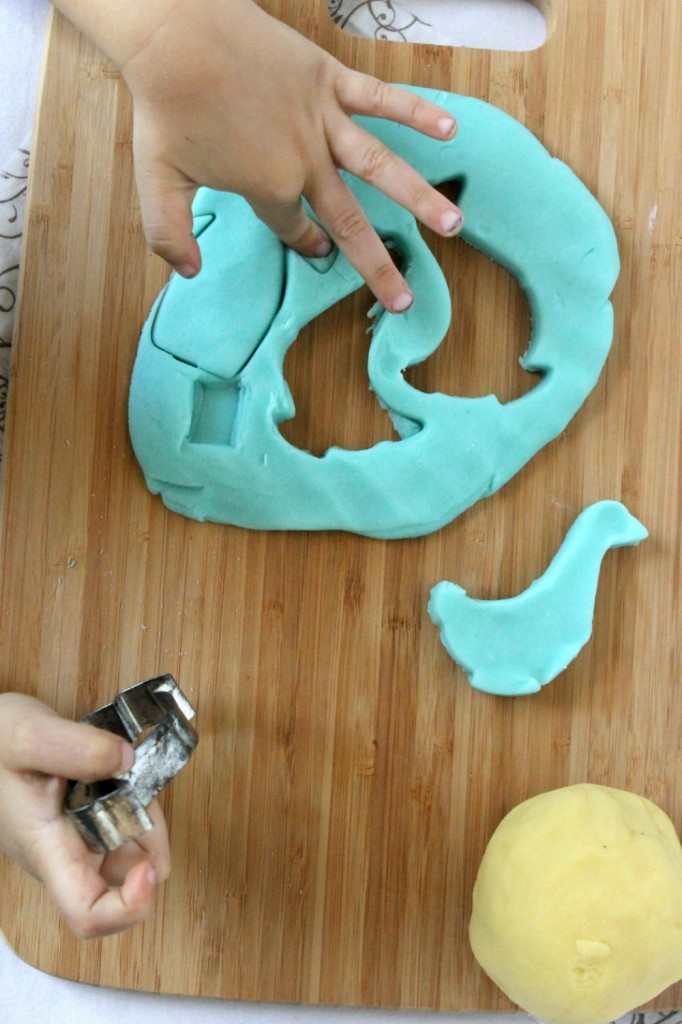 DIY Homemade Playdough | Natural Chow | http://naturalchow.com