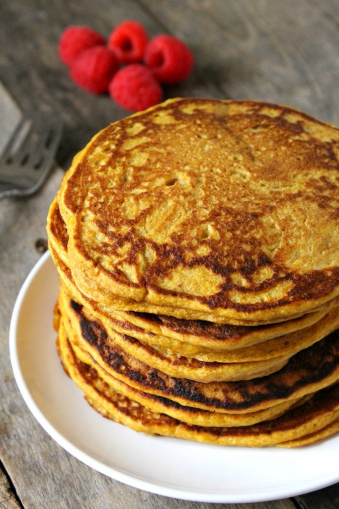 Healthy Whole Wheat Pumpkin Pancakes | Natural Chow | http://naturalchow.com