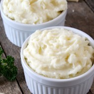 Easy Garlic Mashed Potatoes | Natural Chow | http://naturalchow.com