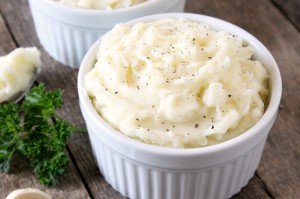 Easy Garlic Mashed Potatoes | Natural Chow | http://naturalchow.com