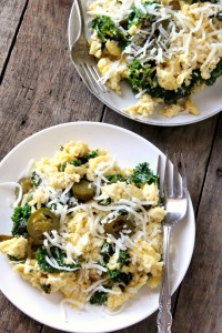 One-Pan Jalapeño Kale & Roasted Garlic Egg Scramble | Natural Chow #breakfast #kale #healthy via @margaretdarazs http://naturalchow.com