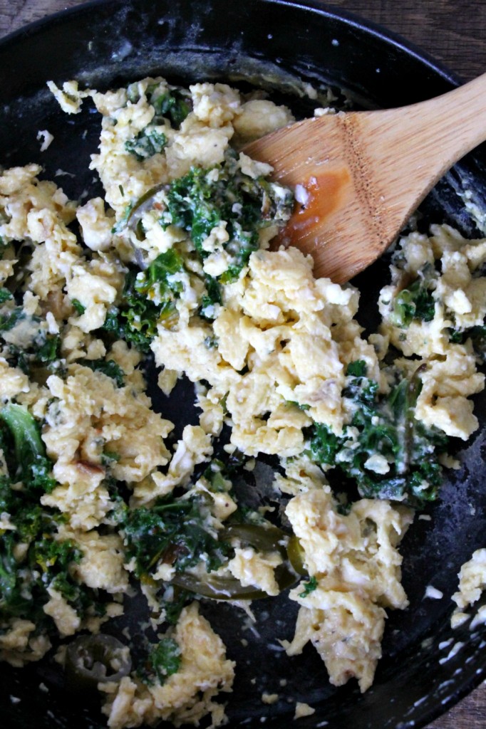 One-Pan Jalapeño Kale & Roasted Garlic Egg Scramble | Natural Chow #breakfast #kale #healthy via @margaretdarazs http://naturalchow.com
