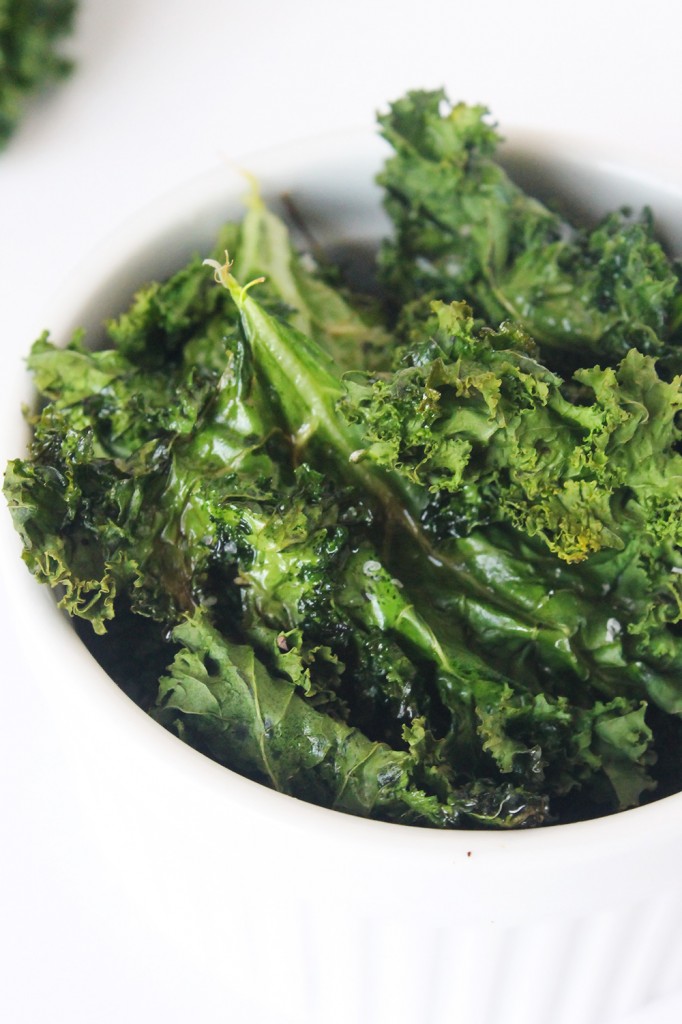 Crispy Kale Chips | Natural Chow #kale #healthy #snacks #vegan via @margaretdarazs http://naturalchow.com
