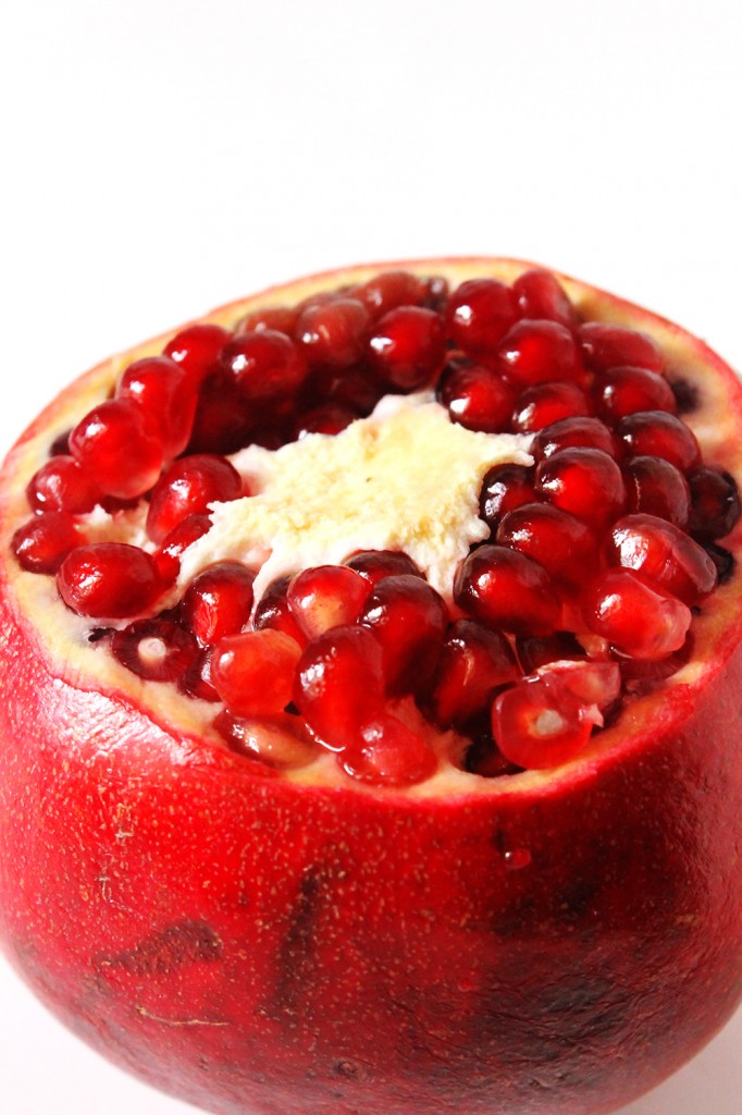 How to Deseed a Pomegranate (Perfectly Every Time!) // Natural Chow // http://naturalchow.com