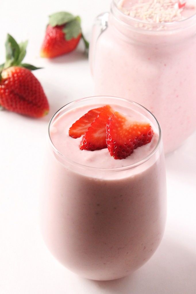 Strawberry Piña Colada Smoothie | Natural Chow #smoothie #healthy #pinacolada #summer #beverage via @margaretdarazs http://naturalchow.com