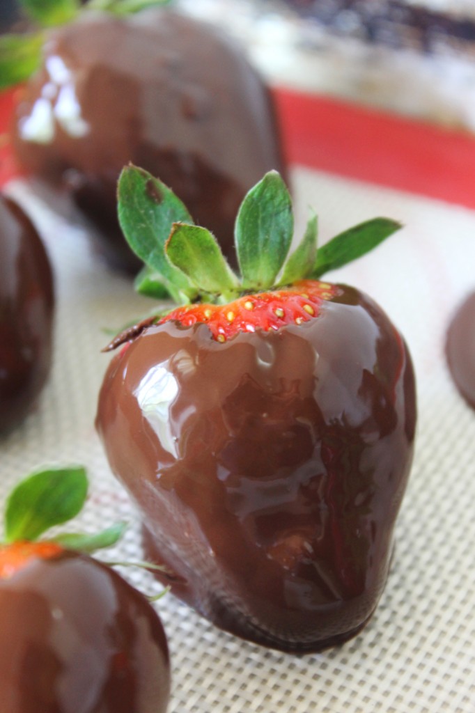 These easy chocolate covered strawberries take less than 20 minutes to make and taste absolutely heavenly. Just 4 ingredients are all you need to make this tasty chocolaty treat!