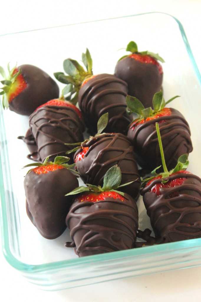 These easy chocolate covered strawberries take less than 20 minutes to make and taste absolutely heavenly. Just 4 ingredients are all you need to make this tasty chocolaty treat!