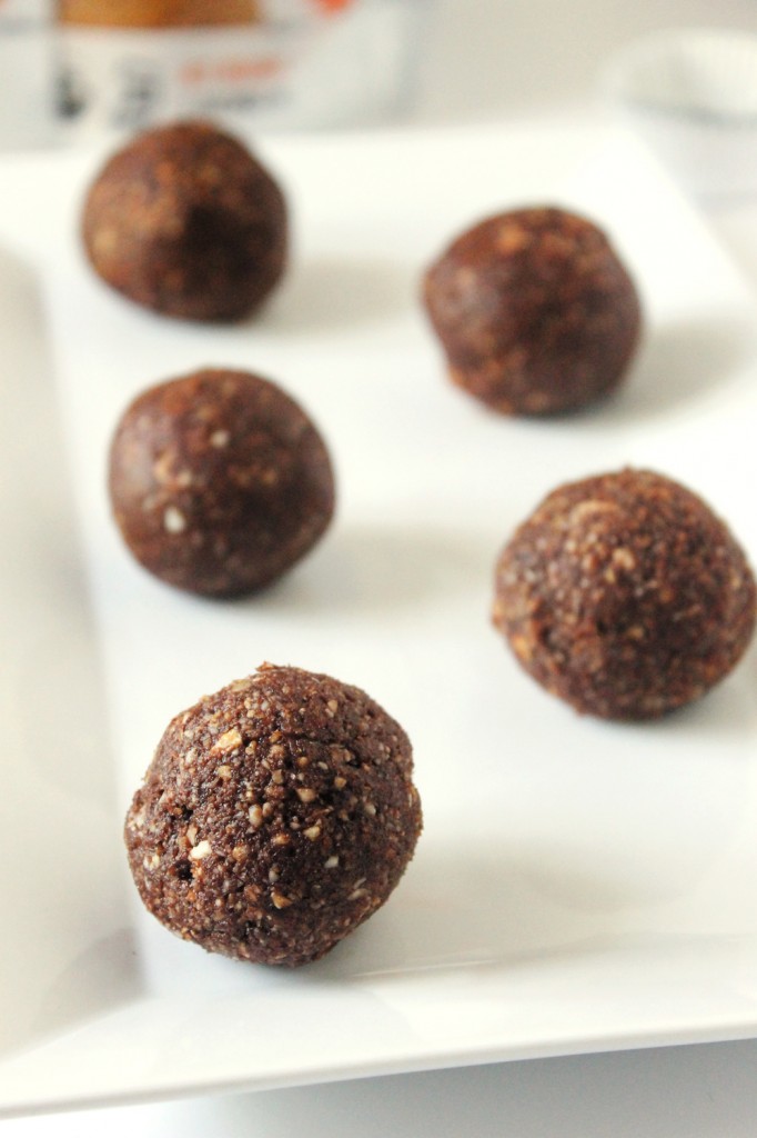These mint chocolate almond energy bites are a great way to refuel after a long day at work or an intense workout. Bursting with mint chocolate flavor and naturally sweetened, you're sure to love this raw, indulgent treat!